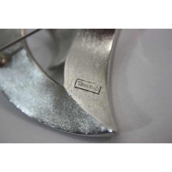 VINTAGE TRIFARI SILVER TONE FASHION LEAF BROOCH - Picture 3 of 9